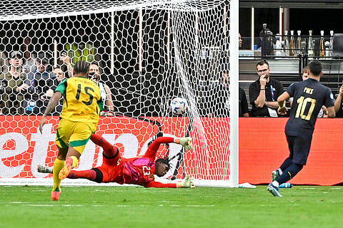 Kendry Paez scores a penalty